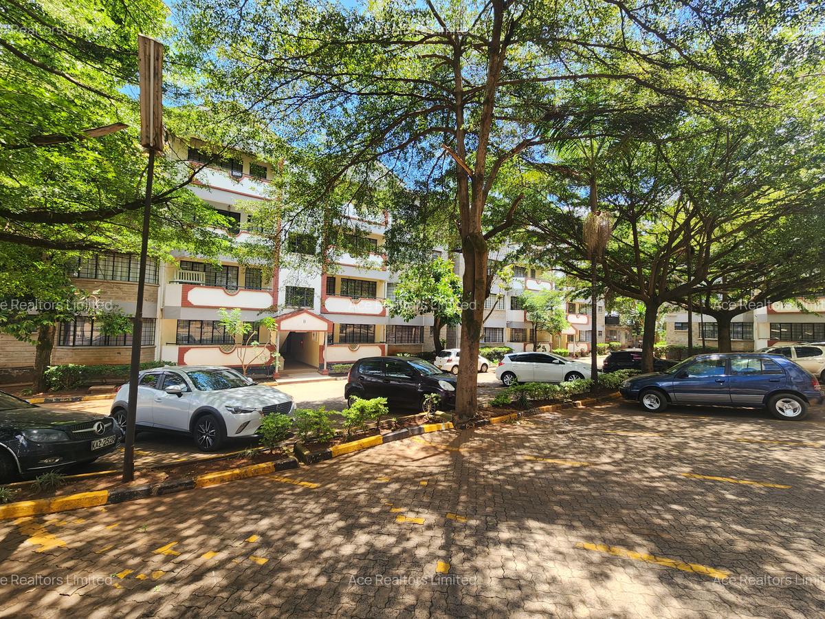 2 Bed Apartment with En Suite at Near Sarit Centre - 16