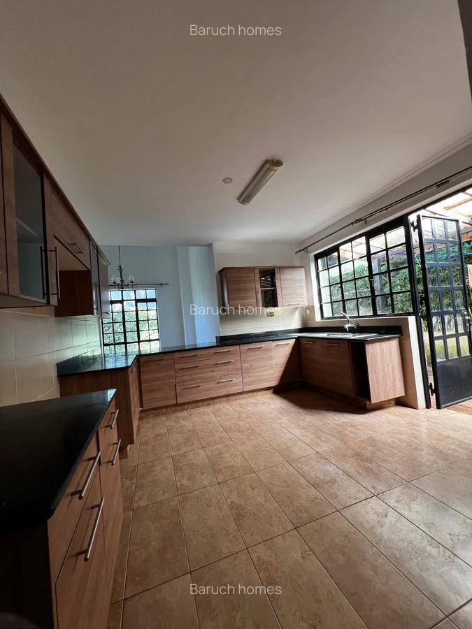 4 Bed Villa with En Suite in Redhill - 11