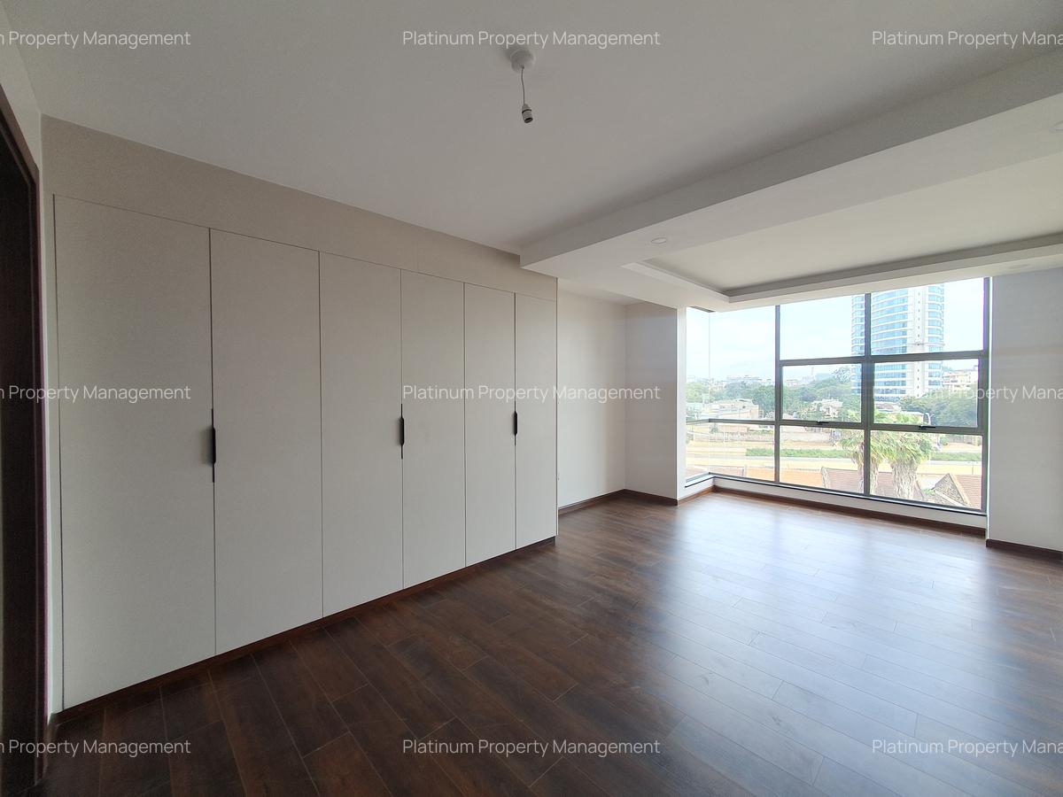 3 Bed Apartment with En Suite in Brookside - 5