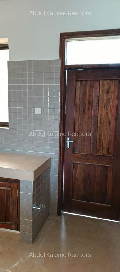 Serviced 2 Bed Apartment with En Suite at Tudor - 4