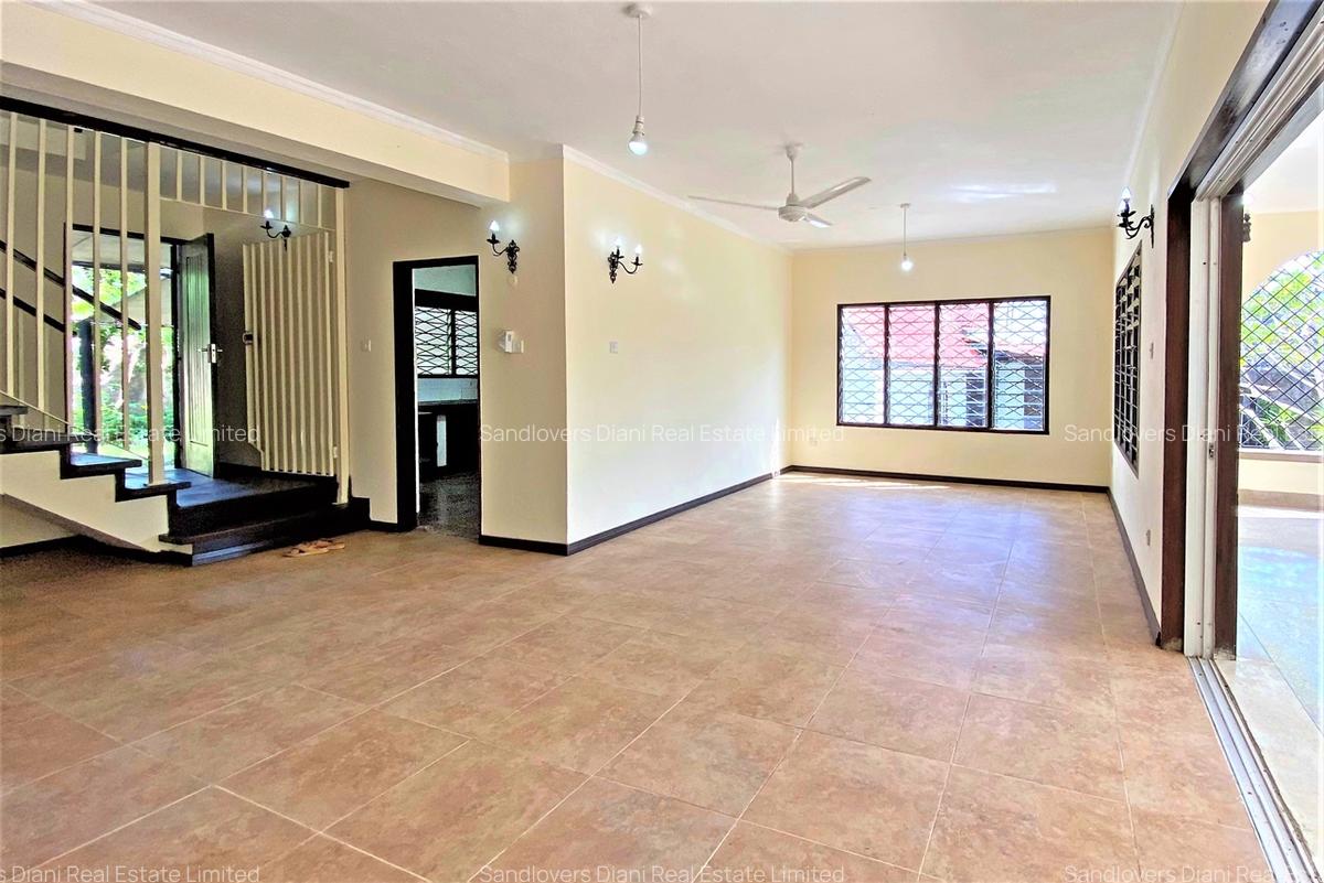 5 Bed Villa with Swimming Pool in Diani - 8