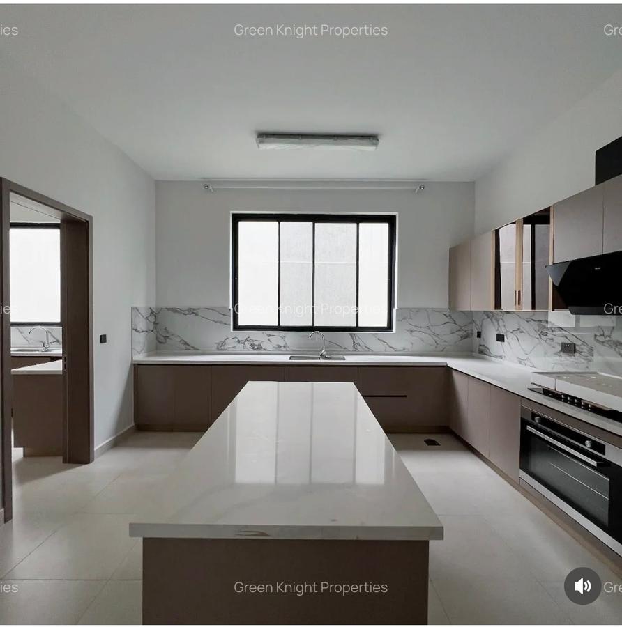 5 Bed House with En Suite in Lavington - 3