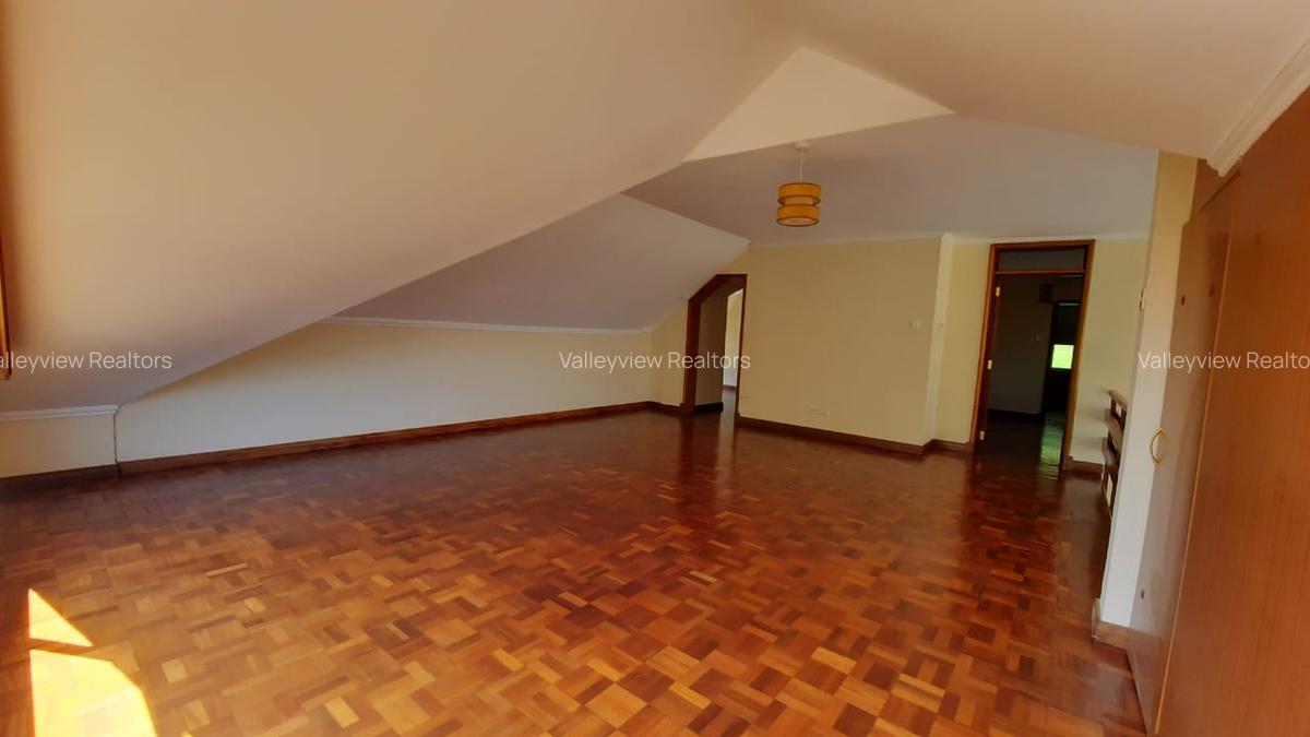 4 Bed Townhouse with En Suite at Lavington - 16