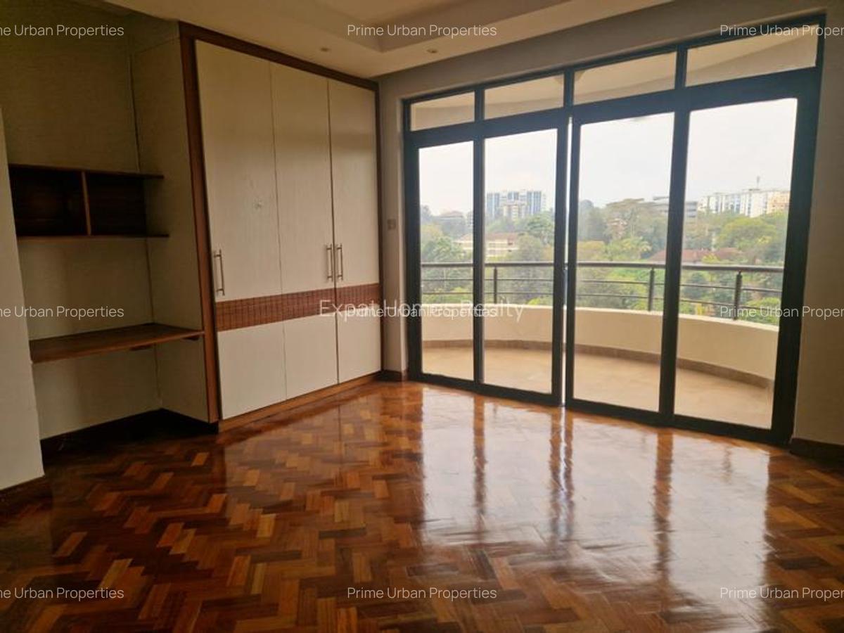 4 Bed Apartment with En Suite in Riverside - 3