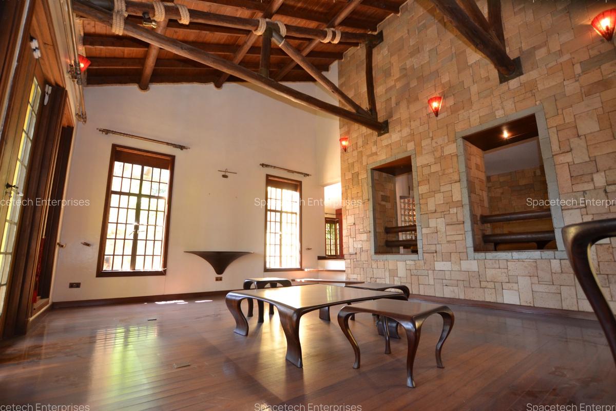 5 Bed House with En Suite in Runda - 12