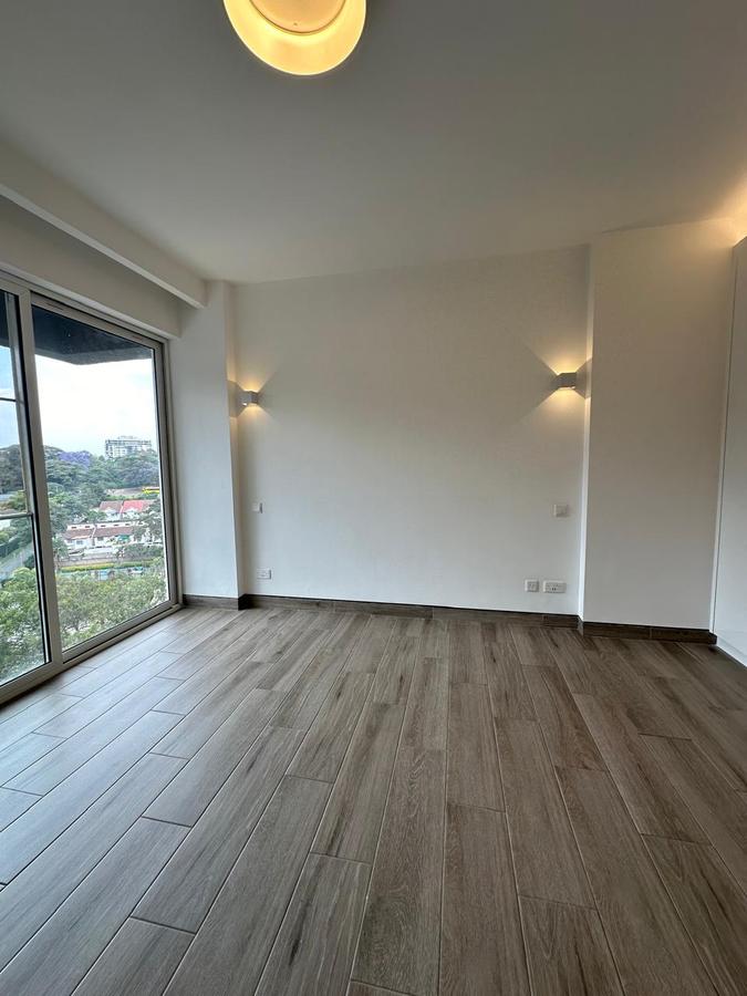 3 Bed Apartment with En Suite at Dennis Pritt Road - 6