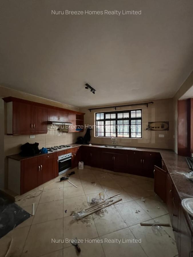 5 Bed Townhouse with En Suite in Lavington - 3