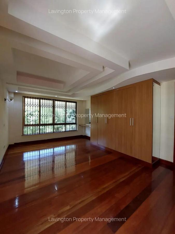 5 Bed House with En Suite at Lavington Green - 9