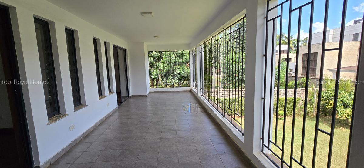 6 Bed House with En Suite at Lavington Green - 20