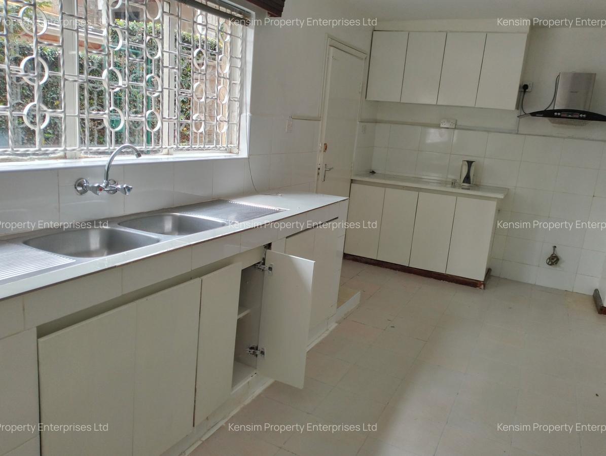 5 Bed House with En Suite in Lavington - 16