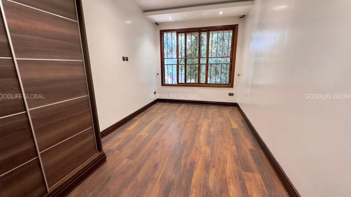 7 Bed House with En Suite at Kyuna - 14