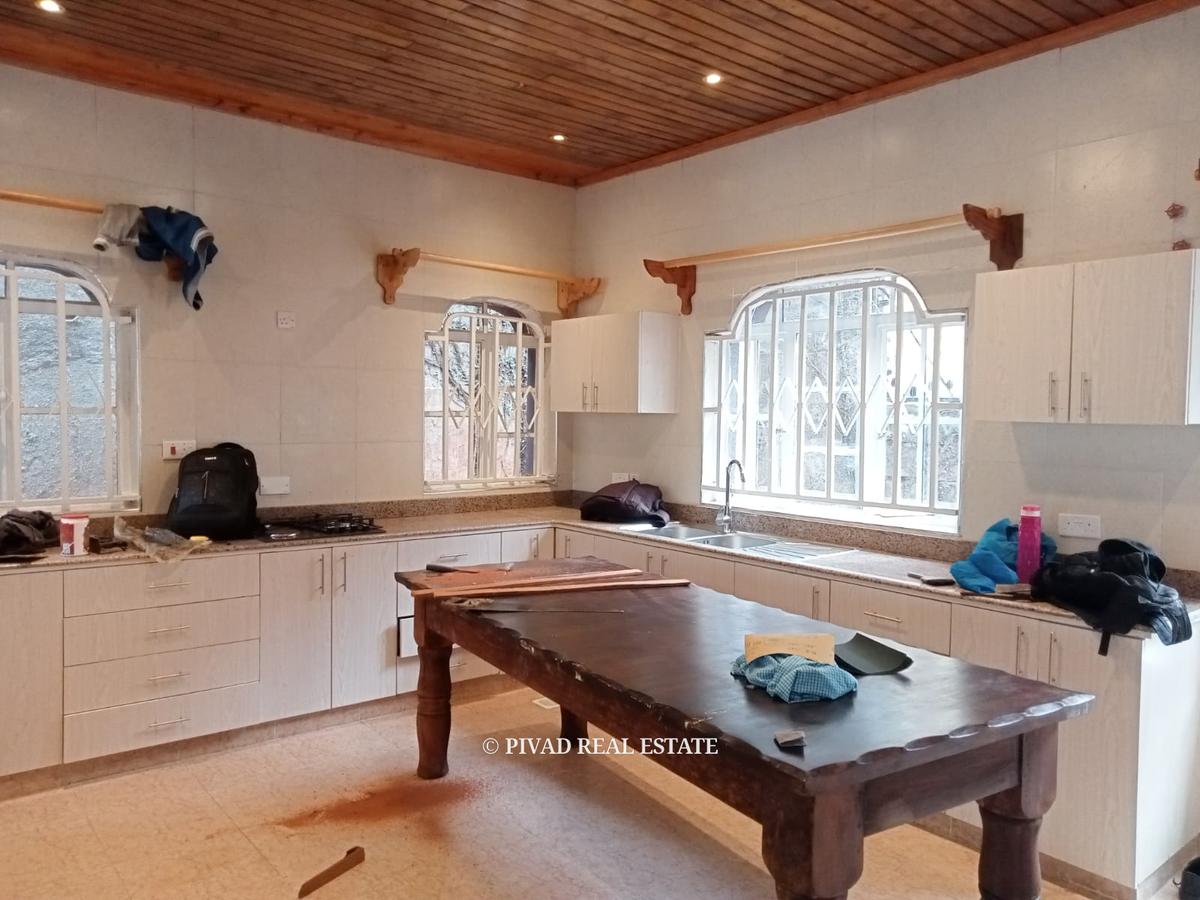 4 Bed House with Swimming Pool in Spring Valley - 4