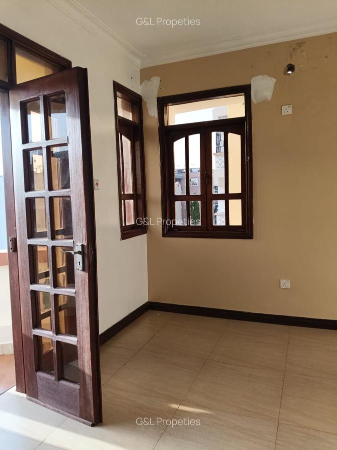 4 Bed Apartment with En Suite at Links Road - 17