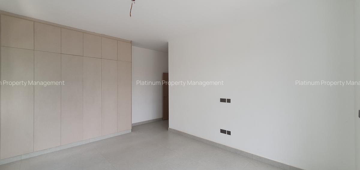 3 Bed Apartment with En Suite at Brookside - 8