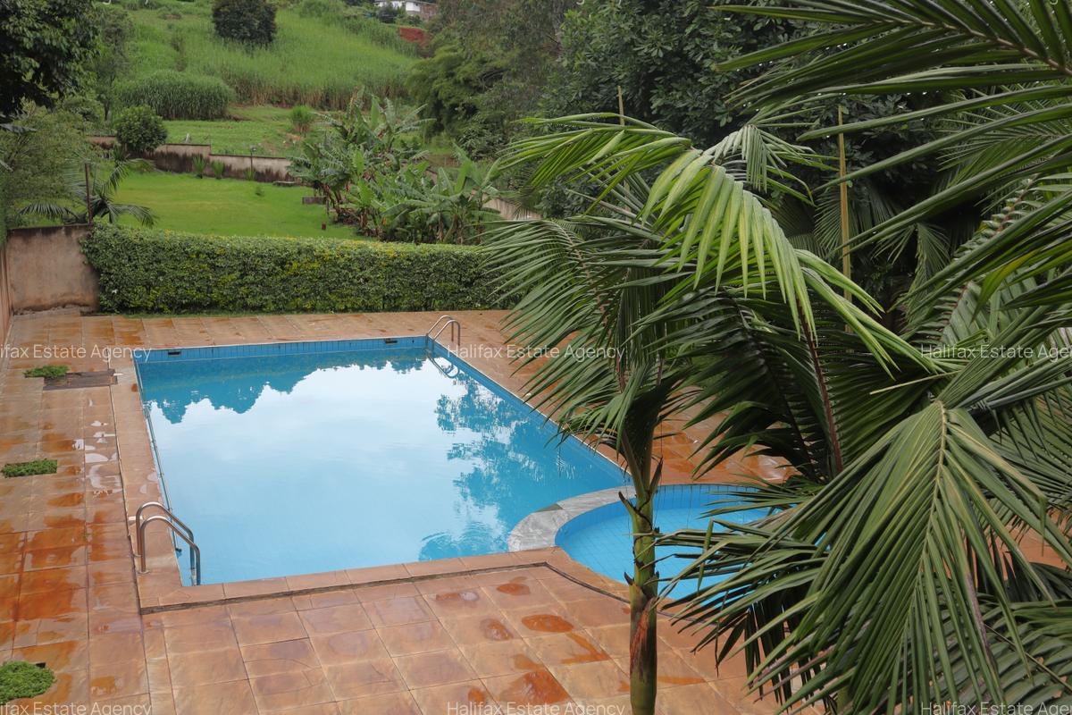 5 Bed Villa with En Suite in Redhill - 13