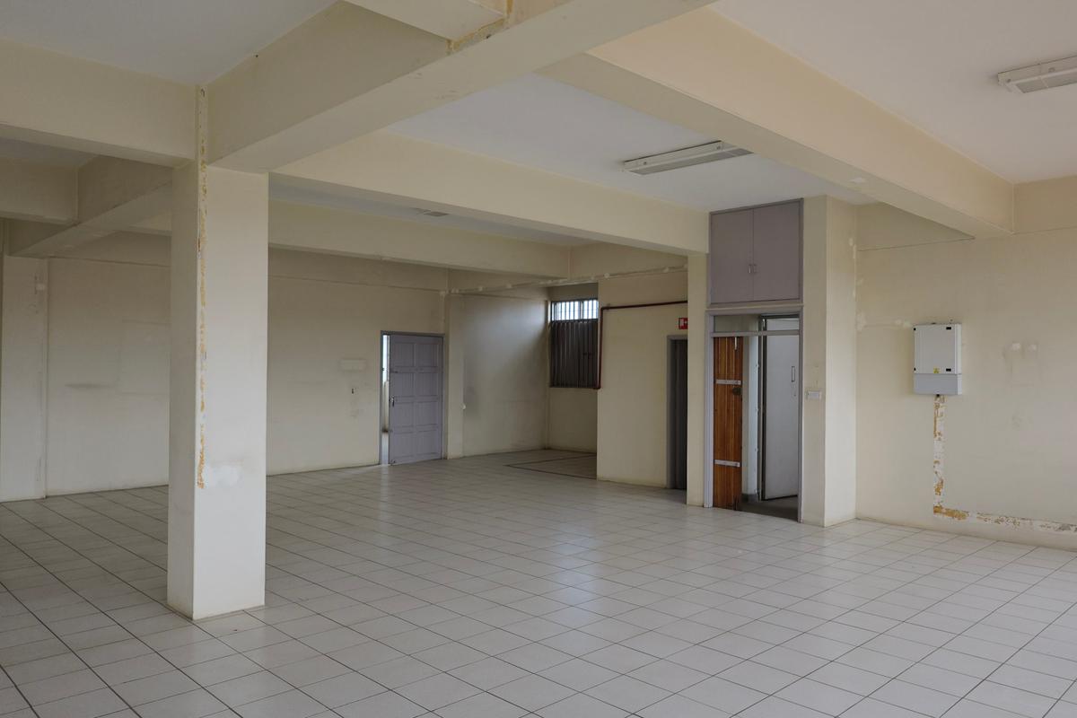 4,830 ft² Office with Service Charge Included in Industrial Area - 16