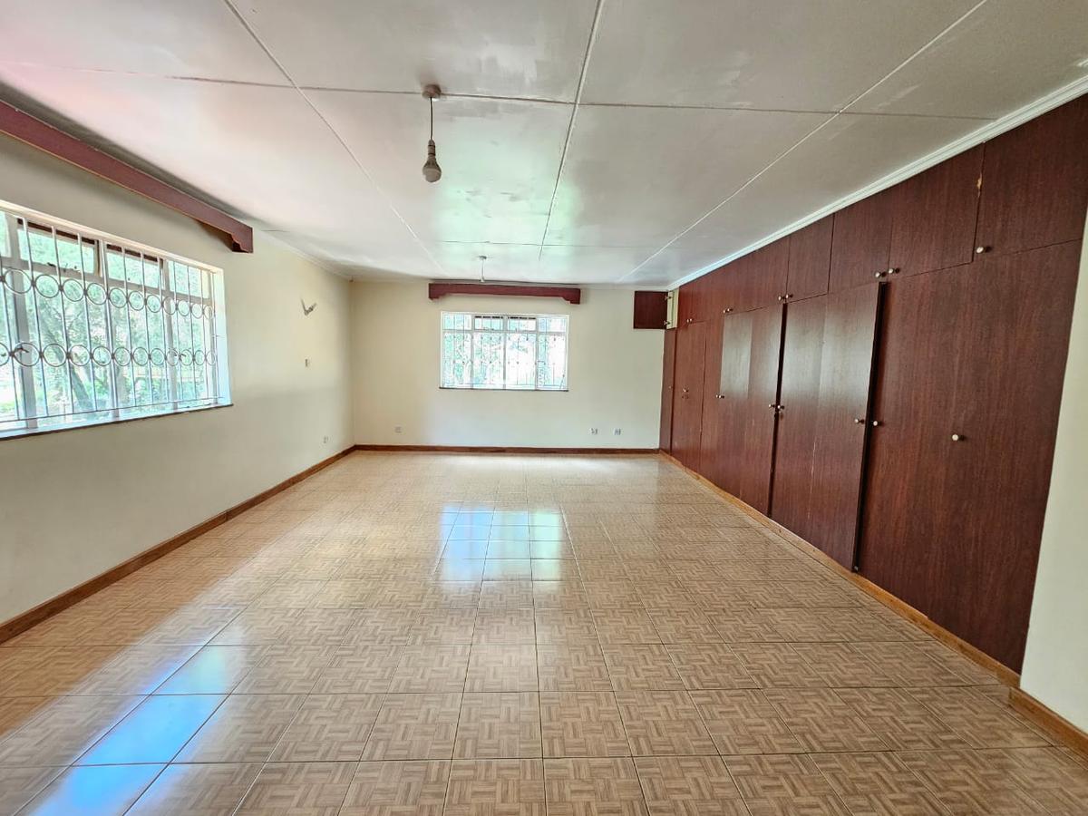 3,000 ft² Commercial Property with Service Charge Included in Lavington - 13