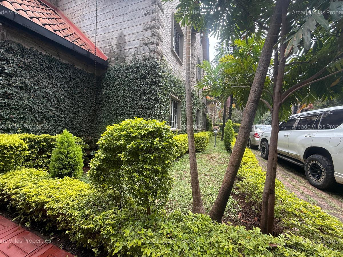 5 Bed Villa with En Suite in Lavington - 1