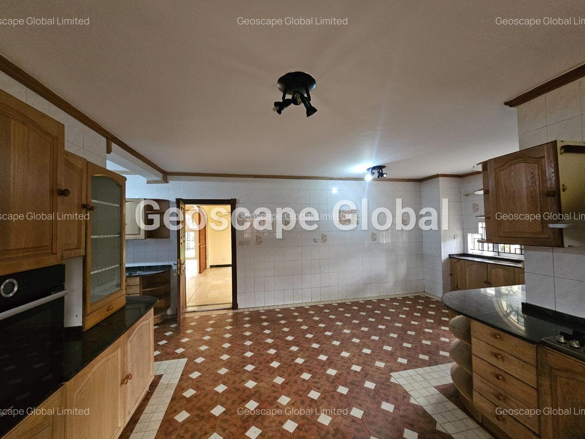 5 Bed House with En Suite in Spring Valley - 2