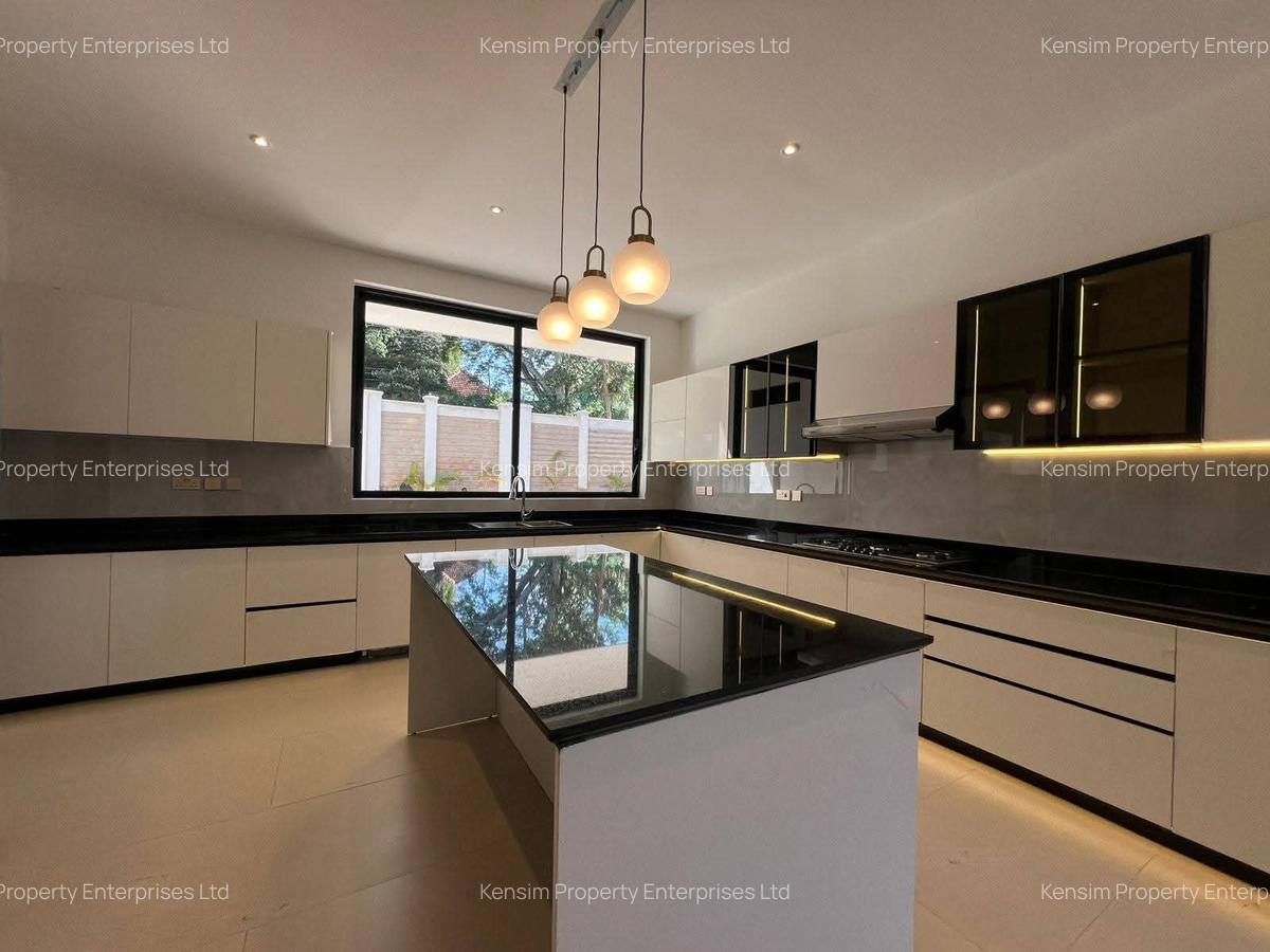 5 Bed Townhouse with En Suite in Spring Valley - 6