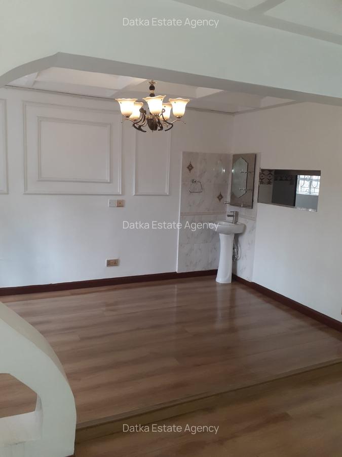 4 Bed House with En Suite at Mountain View - 11