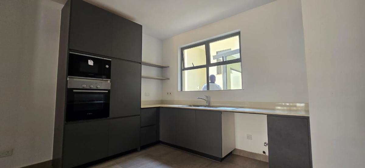 4 Bed Apartment with En Suite in Rosslyn - 7