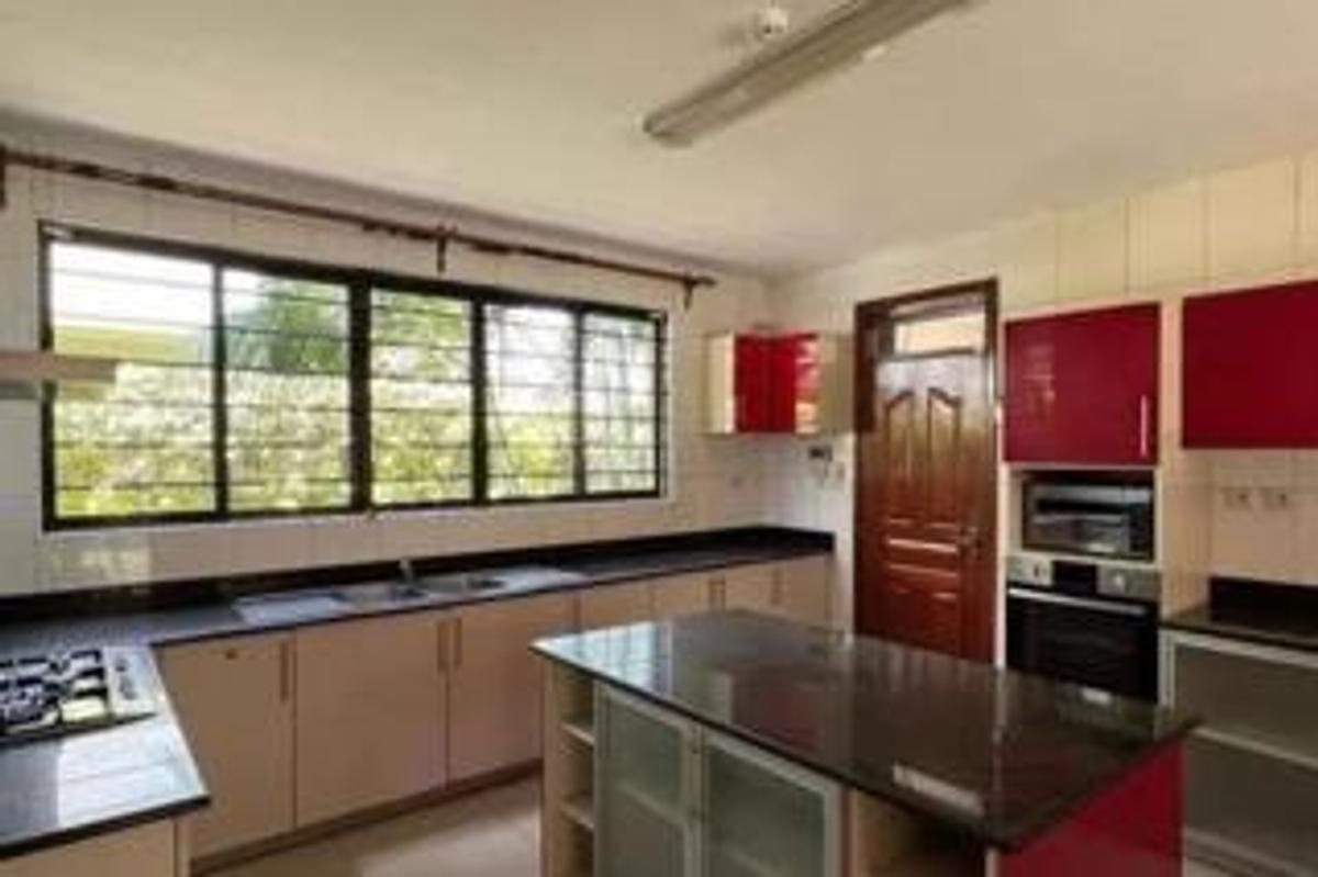 5 Bed Townhouse with En Suite at Convert Drive - 6