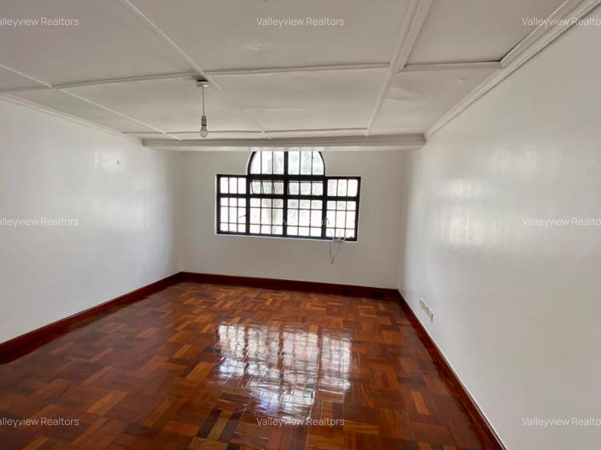 4 Bed Townhouse with En Suite at Lavington - 11