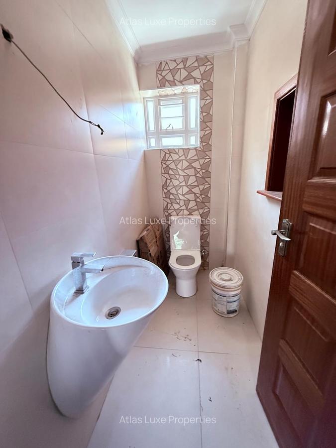 5 Bed Townhouse with En Suite in Ridgeways - 8
