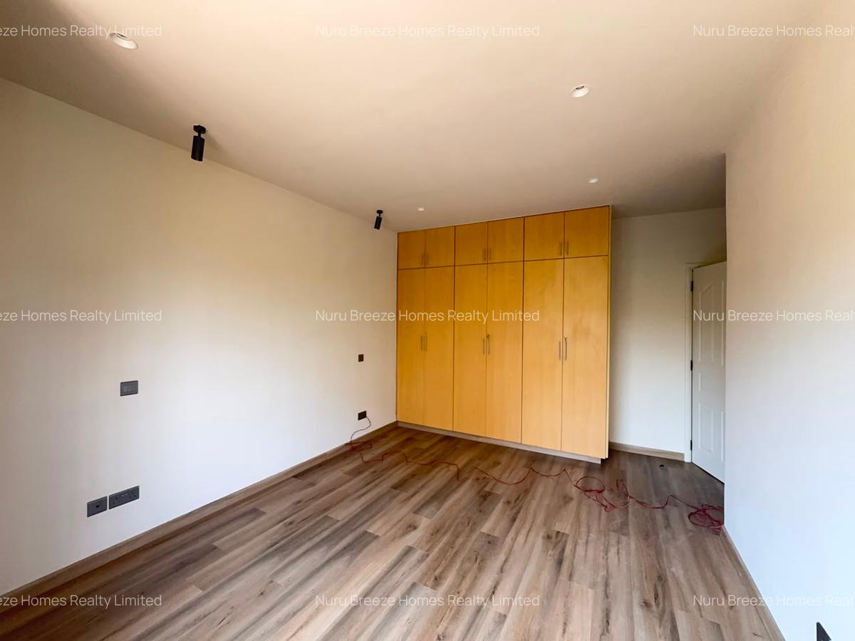 4 Bed Townhouse with En Suite in General Mathenge - 13