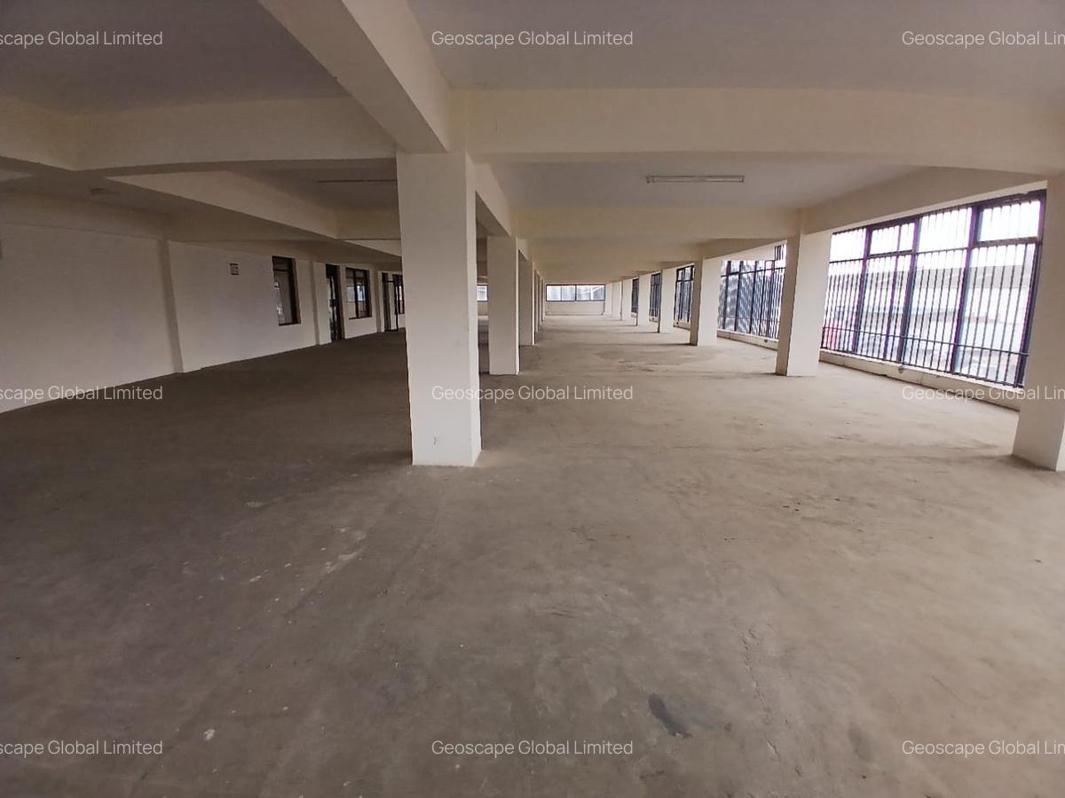 8,400 ft² Commercial Property with Parking in Industrial Area - 4