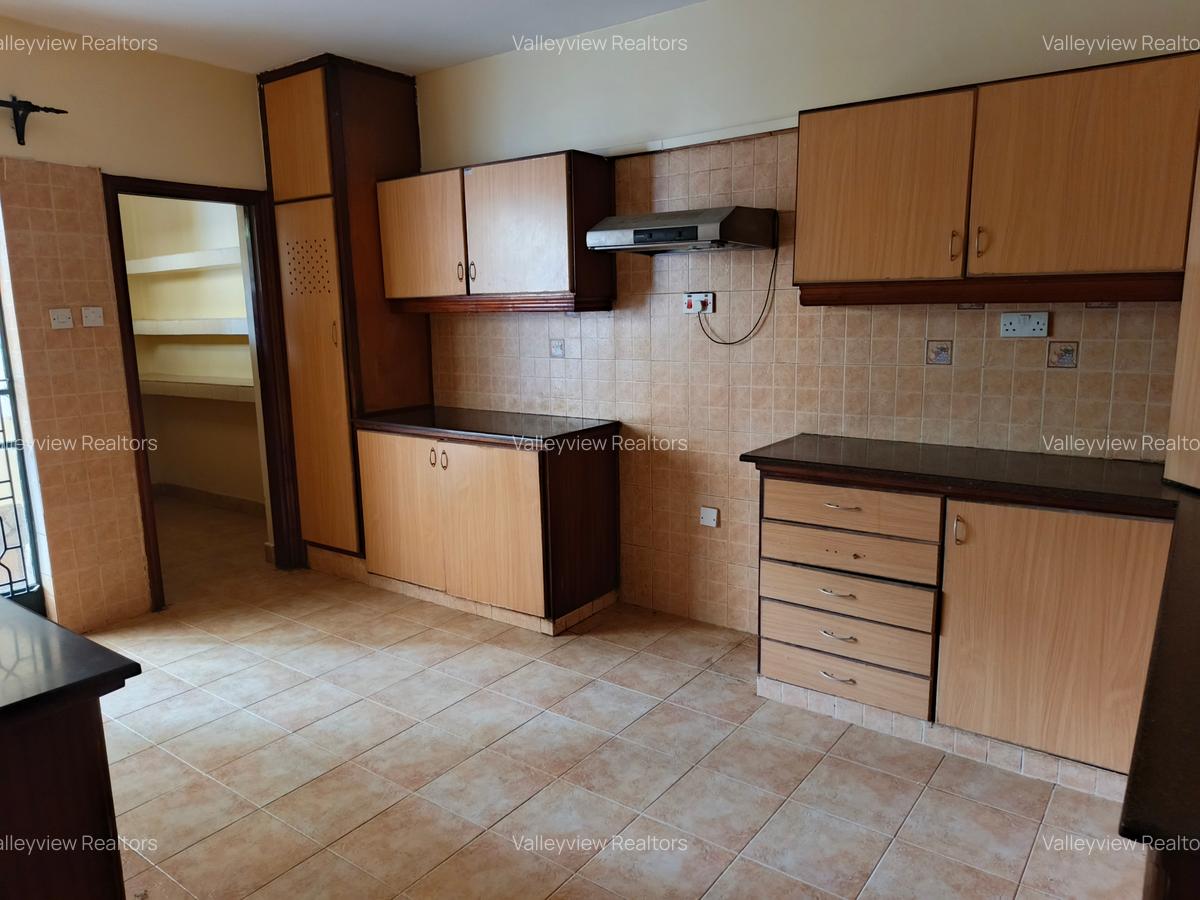 5 Bed Townhouse with En Suite at Lavington - 7