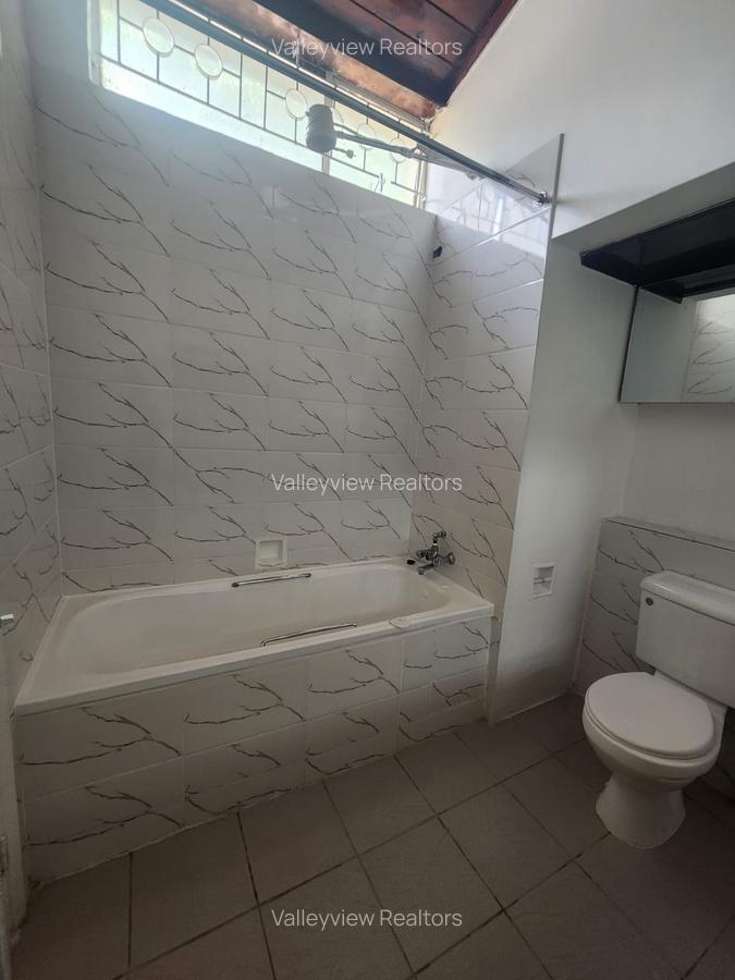 5 Bed Townhouse with En Suite at Lavington - 12