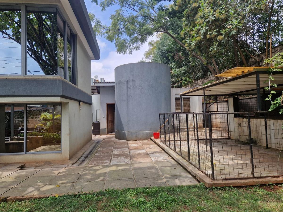 5 Bed House with En Suite in Lavington - 3