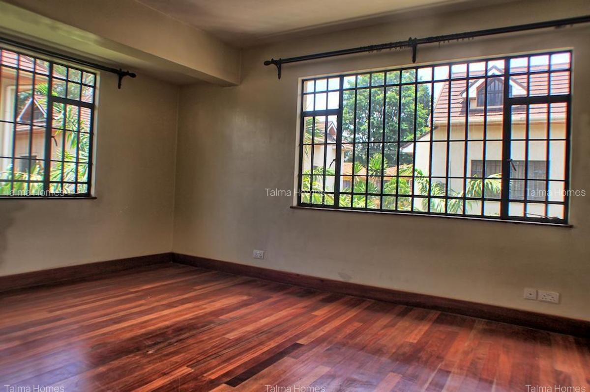 5 Bed Townhouse with En Suite at Off Convent Drive - 10