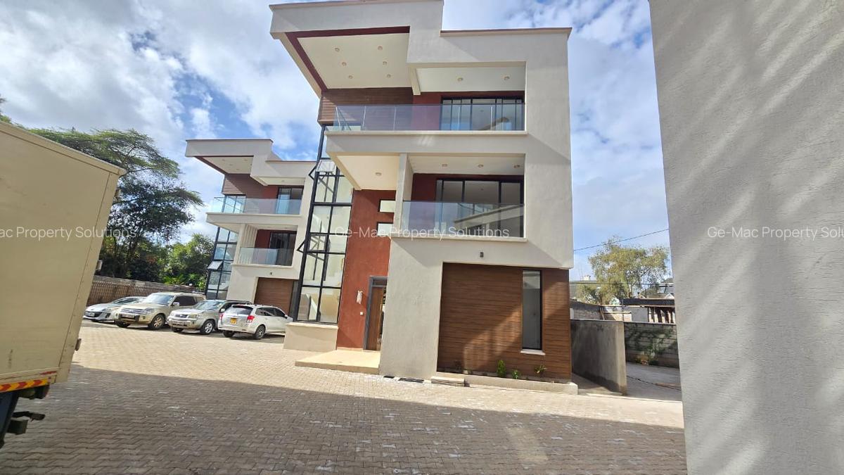 5 Bed House with En Suite in Lavington - 1