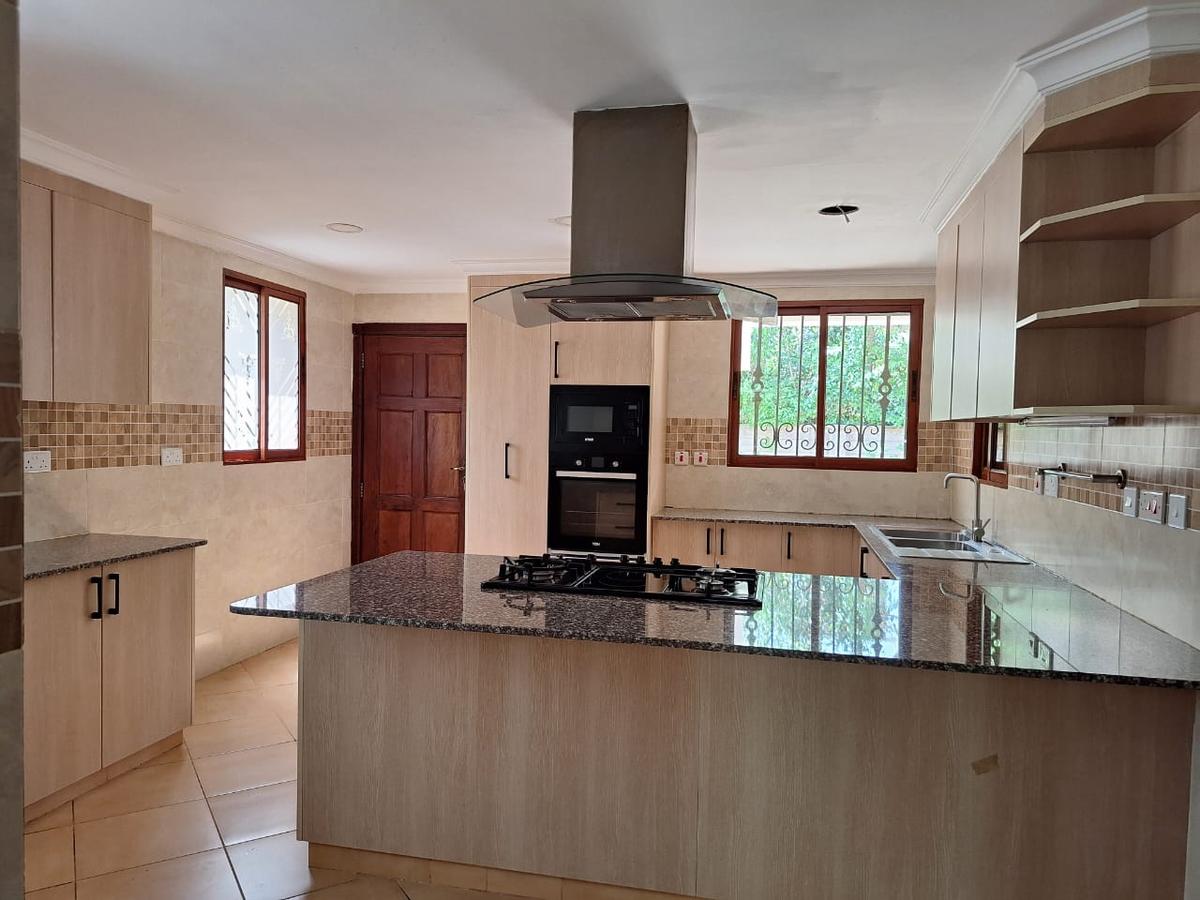 5 Bed Townhouse with En Suite in Spring Valley - 8