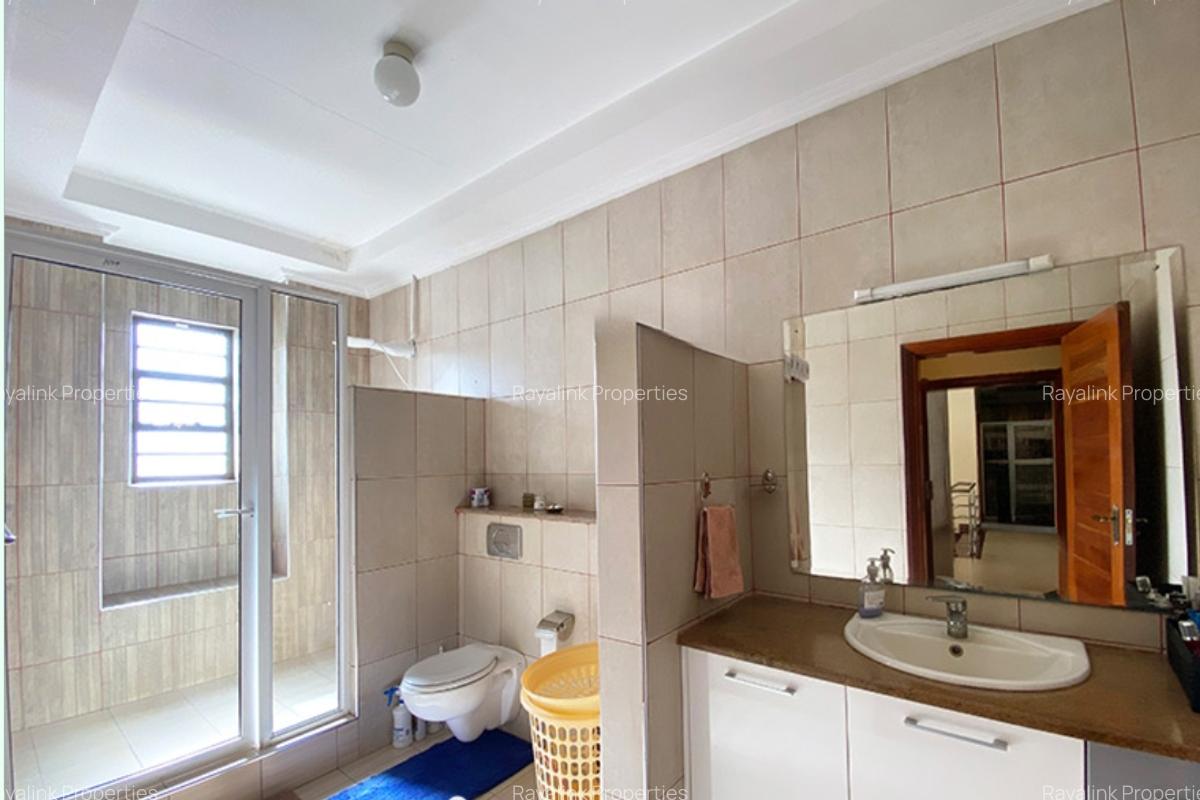 4 Bed House with En Suite at Westlands - 12