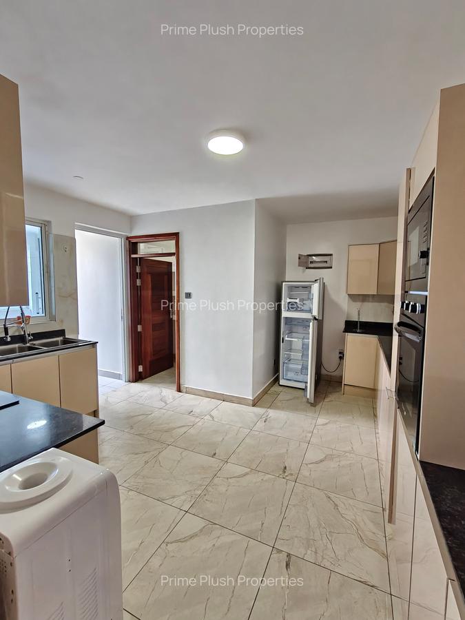 4 Bed House with Swimming Pool in Riverside - 7