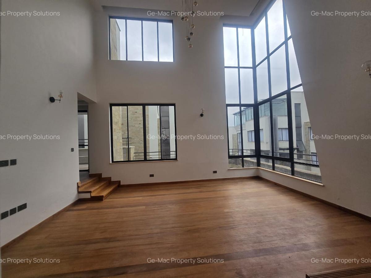 5 Bed House with En Suite in Lavington - 3