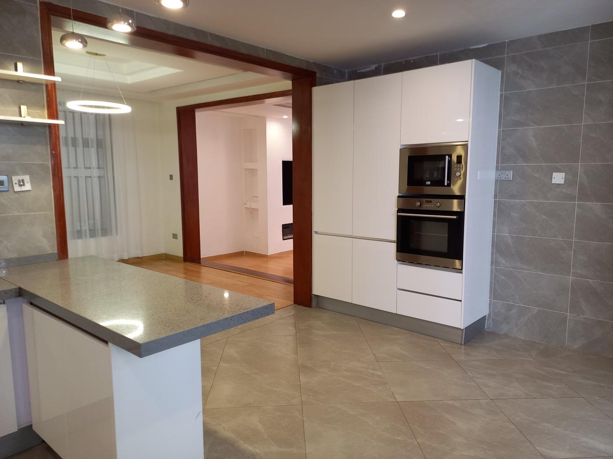 5 Bed Townhouse with En Suite in Lavington - 2