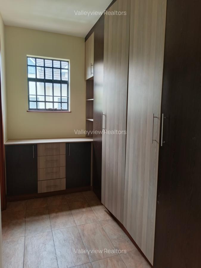 5 Bed Townhouse with En Suite at Lavington - 11