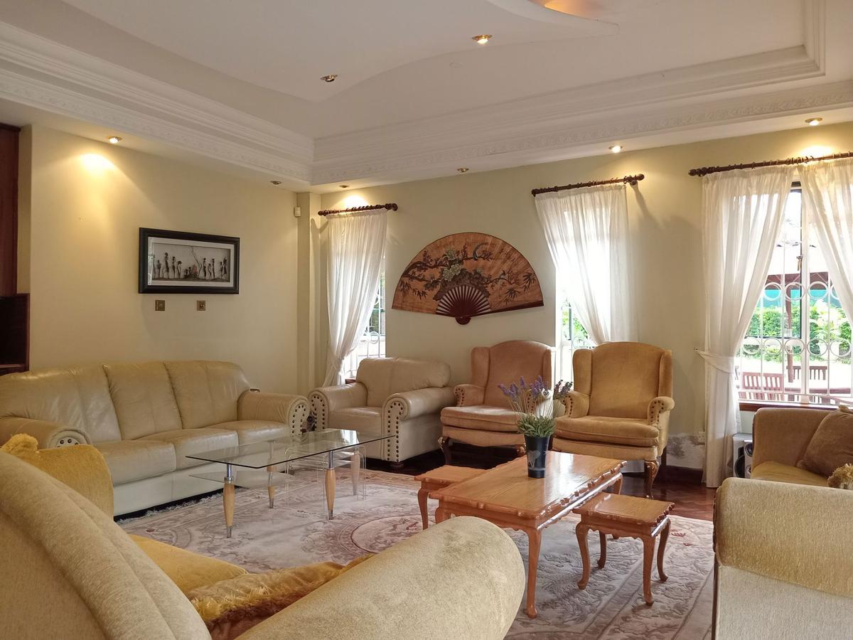 4 Bed House with En Suite in Lavington - 5