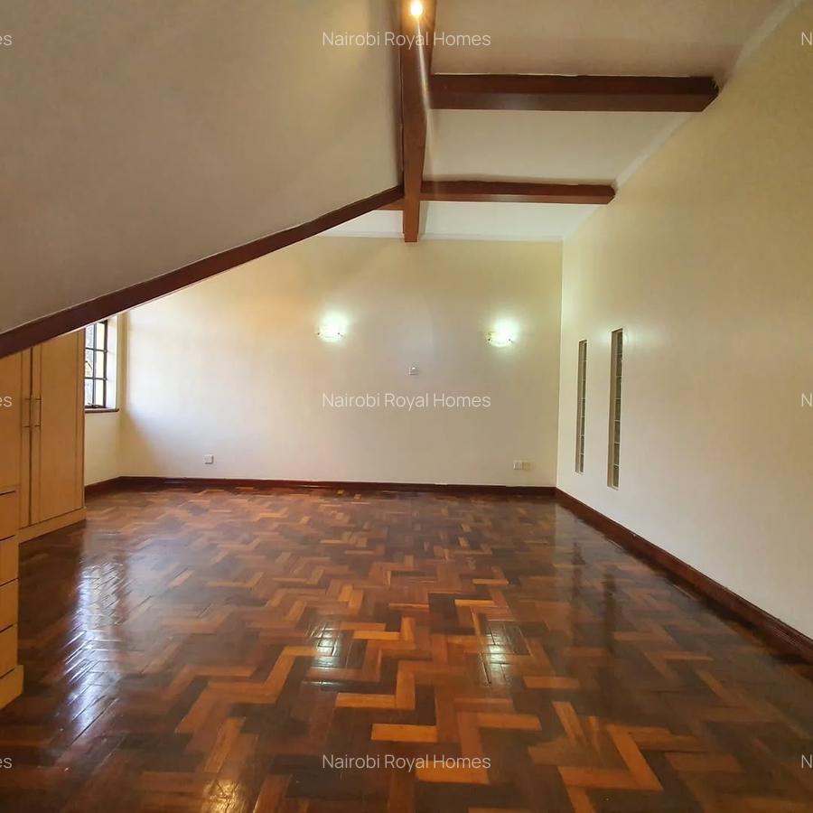 4 Bed Townhouse with En Suite at Lavington - 3