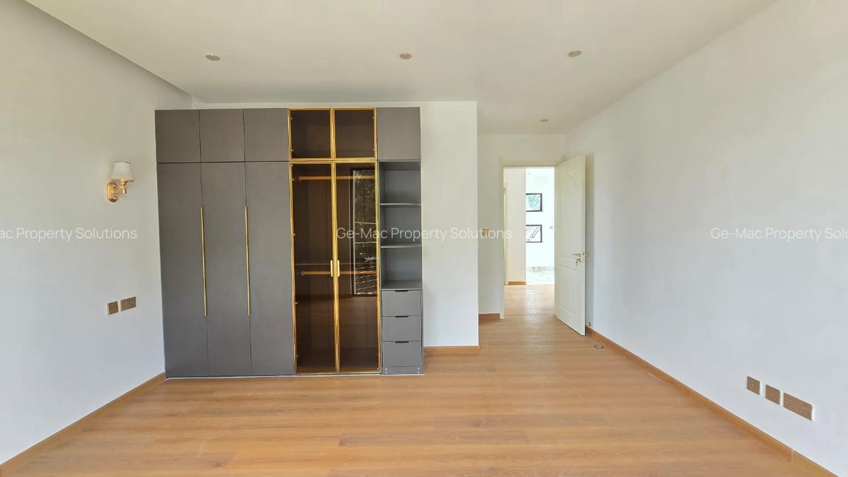 5 Bed House with En Suite in Lavington - 11