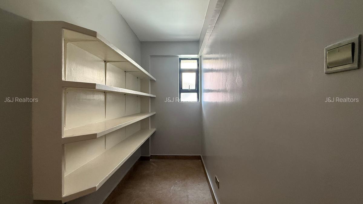 3 Bed Apartment with En Suite in Riverside - 9