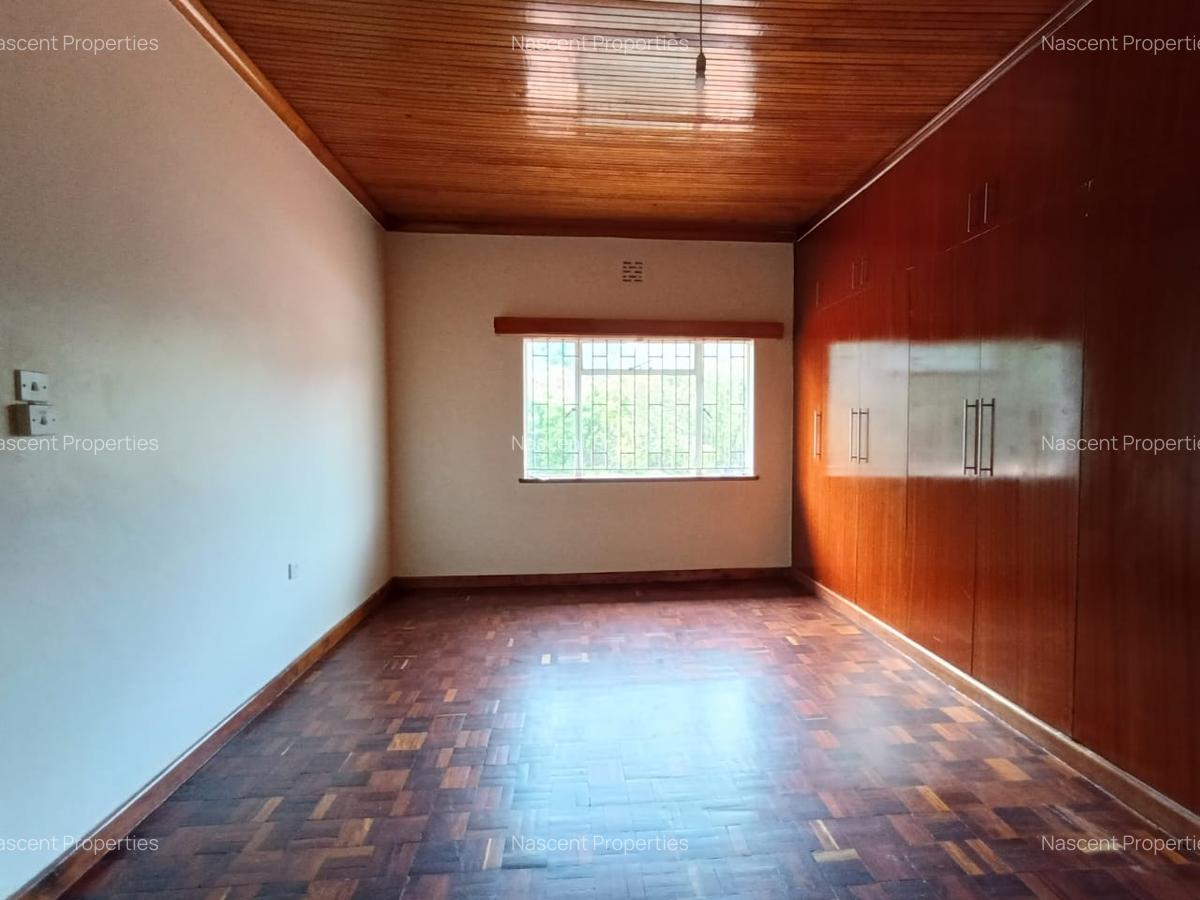 5 Bed House with En Suite in Rosslyn - 8