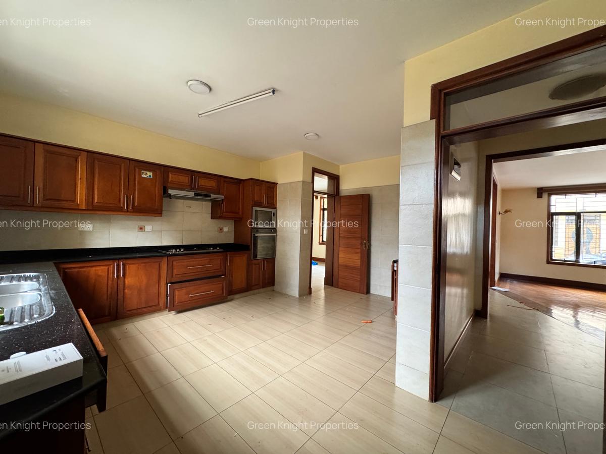 5 Bed Townhouse with En Suite in Lavington - 14