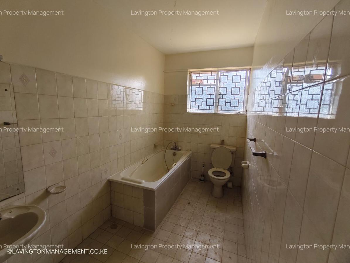 5 Bed House with En Suite at Lavington Green - 10