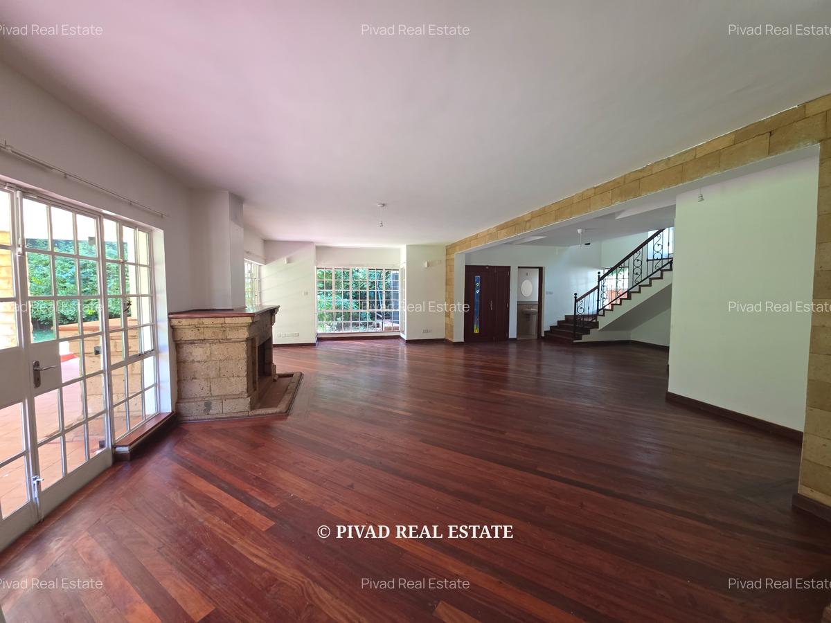 5 Bed House with Swimming Pool in Rosslyn - 9